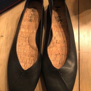 Korks ease- black flats
